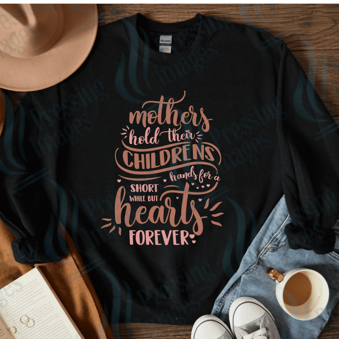 DTF 4077 Mothers hold their children's hands - Pressing Images