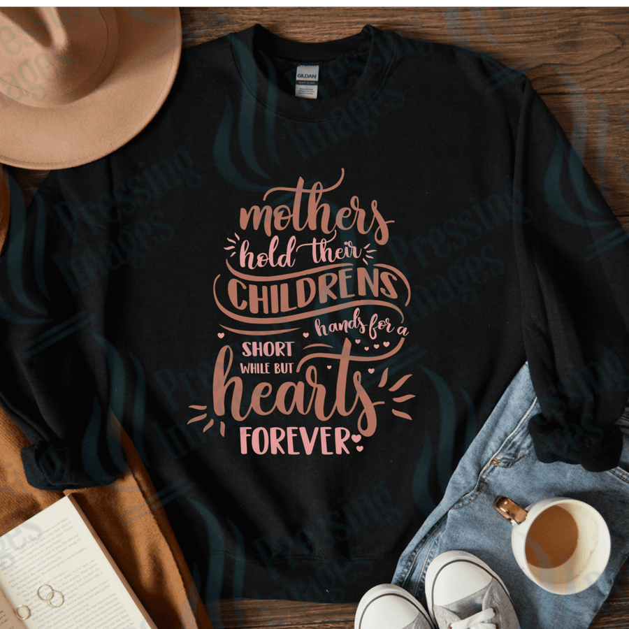 DTF 4077 Mothers hold their children's hands - Pressing Images